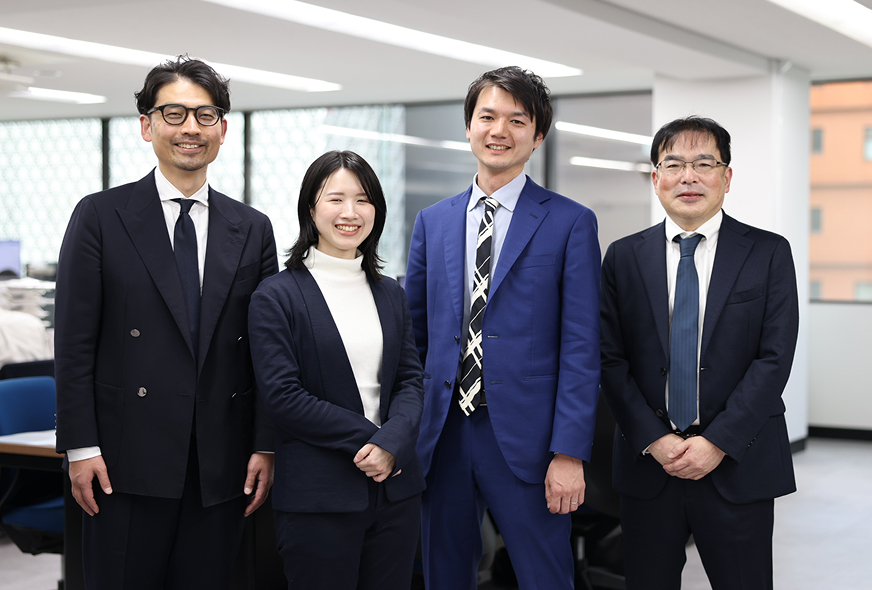 社会保険労務士法人S&Rのスタッフ4名の集合写真